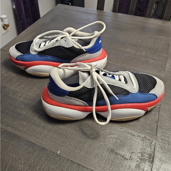 Puma low top athletic gym shoe. Mens size 11. - Picture 4 of 4